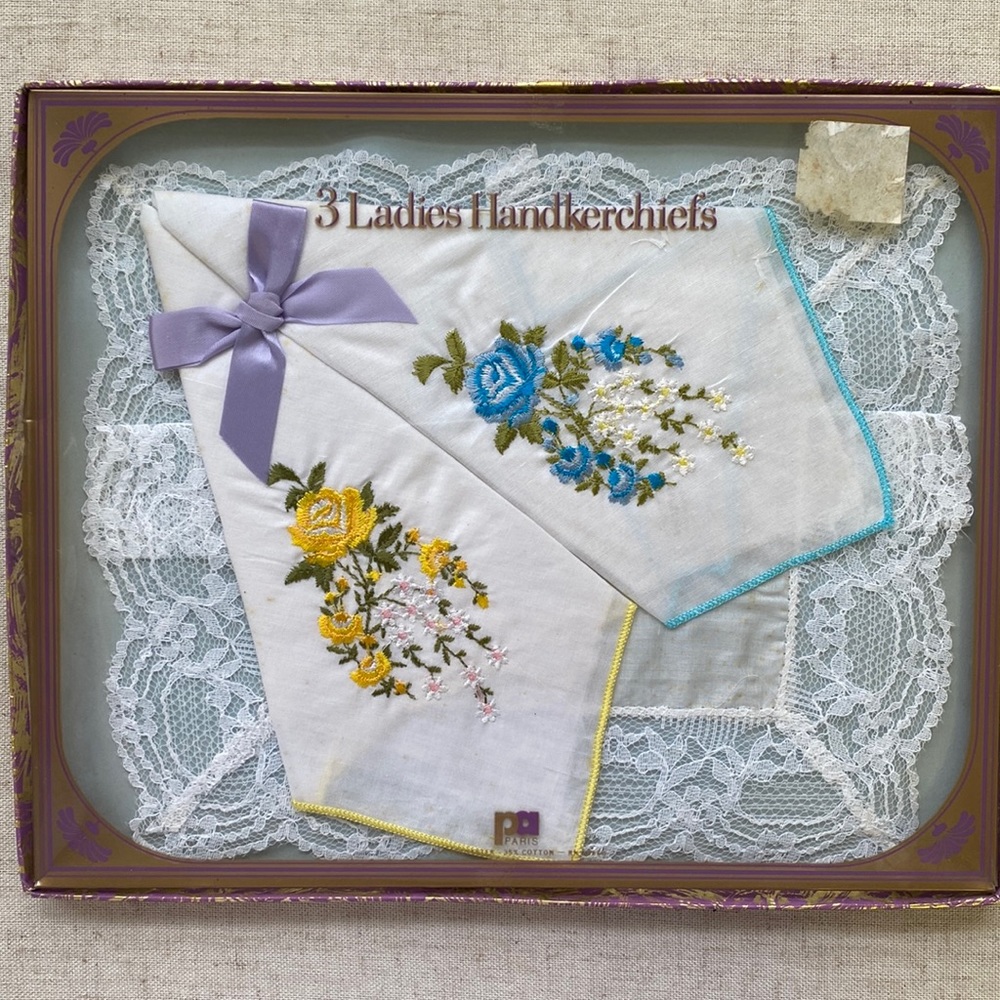 Boxed Set of 3 Vintage Ladies Handkerchiefs 2 Embroidered, 1 Lace